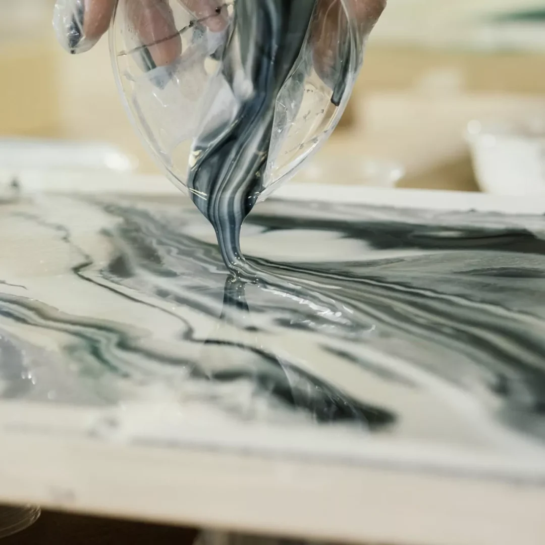 Werken aan een workshop om harskunst te maken (1)